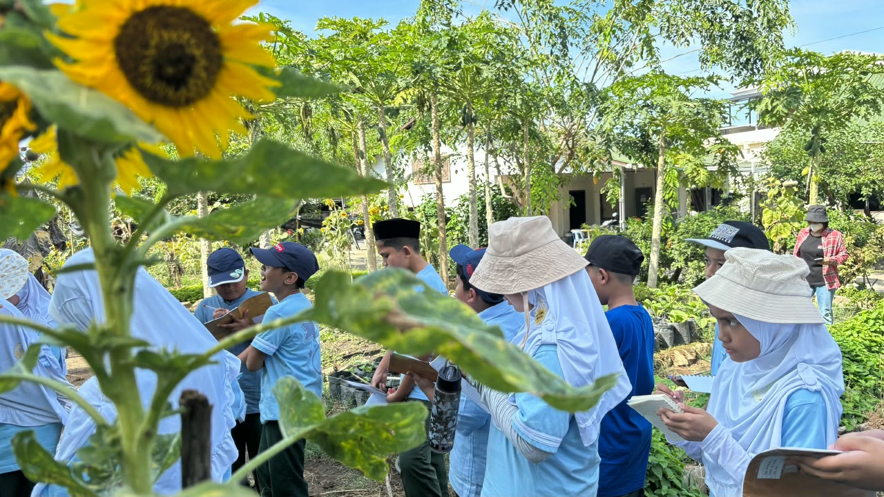 OUTING CLASS GRADE VI  OF AL-AZHAR CAIRO ISLAMIC ELEMENTARY SCHOOL BANDA ACEH AT KAMIKITA COMMUNITY